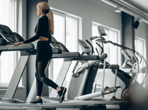 Naine tegemas kardiotreeningut trenazööril