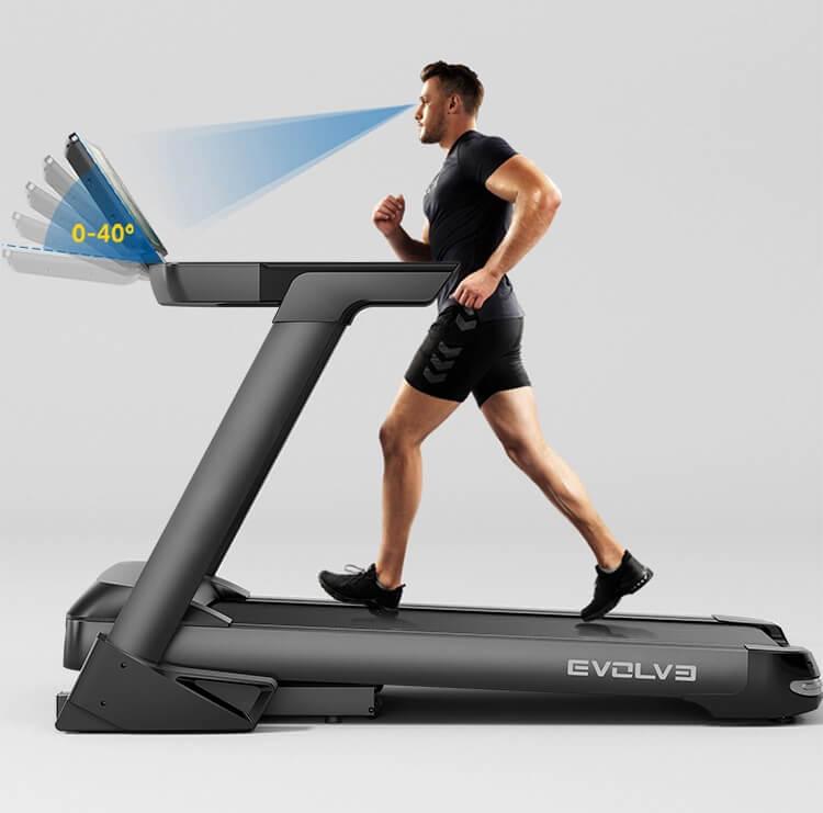 Evolve HT 350 jooksulindi ekraani liikuvus nurk, mees jookseb lindil Trenniekspert
