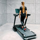 Evolve HT 350 jooksulint Trenniekspert tagant vaates, naine kõnnib lindil