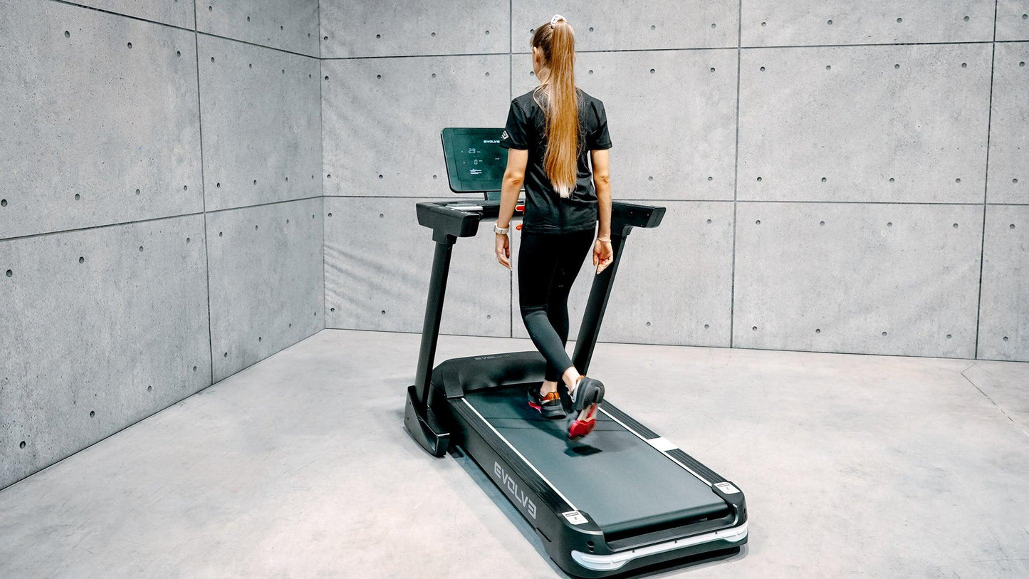 Evolve HT 350 jooksulint Trenniekspert tagant vaates, naine kõnnib lindil